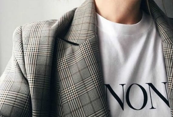 pessoa com blazer xadrez